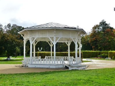 Kostenloses Foto offener Pavillon im Kurpark pixelio.de